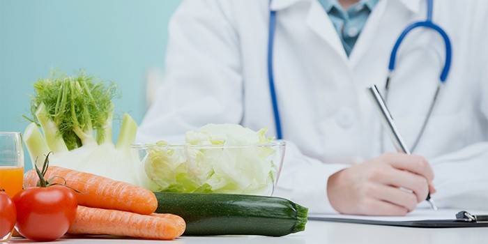 El médico hace una dieta para la enfermedad hepática.