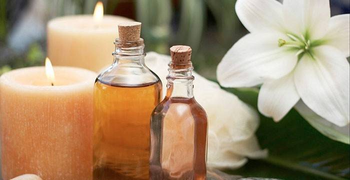 Perfumy, świece i kwiaty.