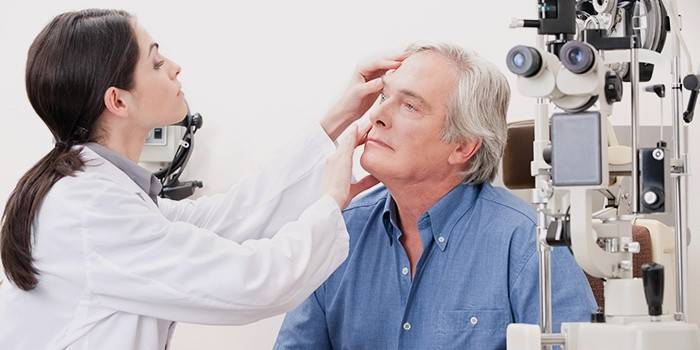 Muž vyšetrený optometristom