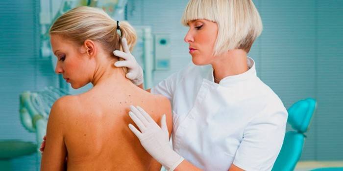 Dermatolog bada skórę kobiety