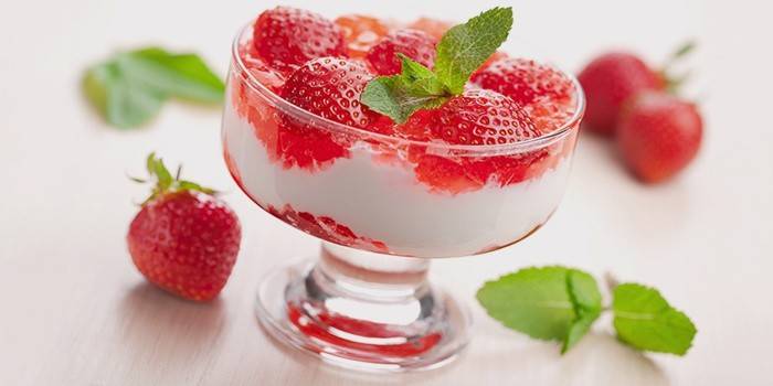 Postre dietético de requesón y fresa