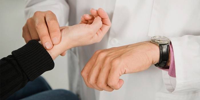O médico mede a frequência cardíaca do paciente