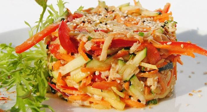 Salada tailandesa com frango e pimentão