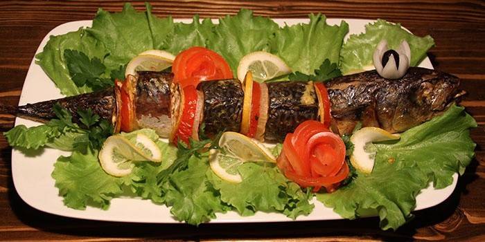 Apetitosa caballa con tomate