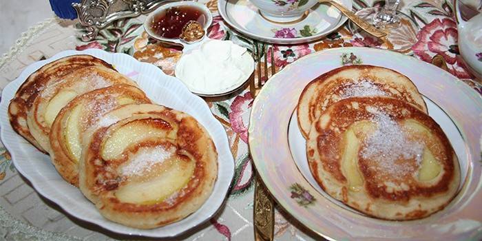 Porções de panquecas de kefir com maçãs