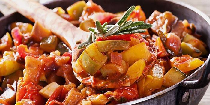 Gulasz z pieczarkami i wołowiną