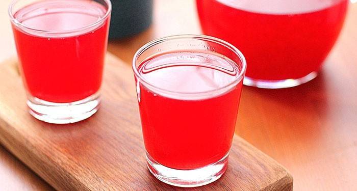 Bebida de frutas em copos