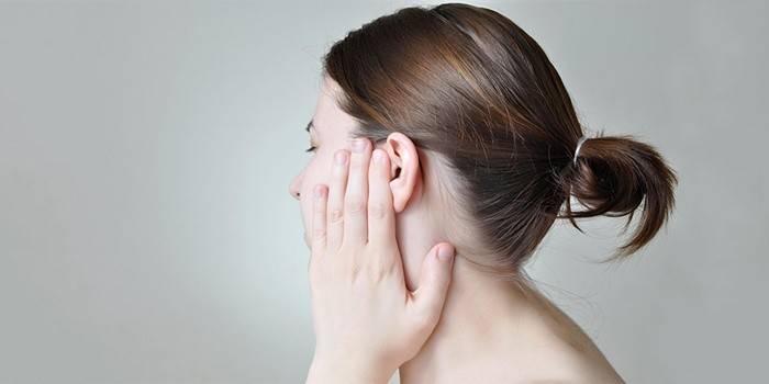 Garota faz uma massagem de ouvido para dor de dente
