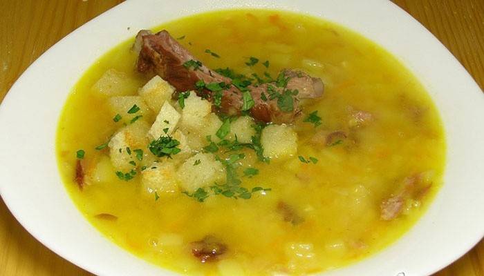 Sopa de guisantes regular con costillas