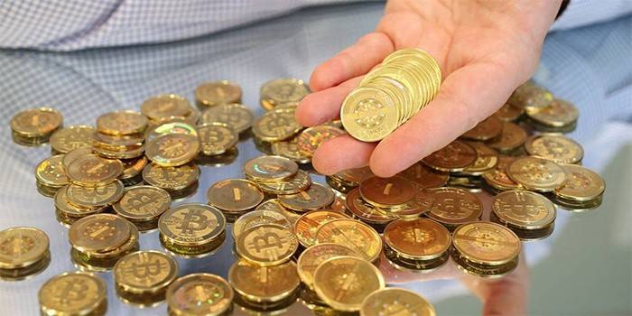 Mężczyzna trzyma bitcoiny.