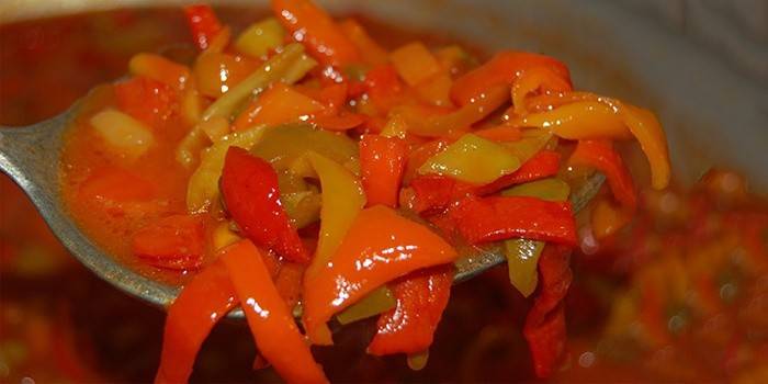 Berinjela e pimenta lecho para o inverno