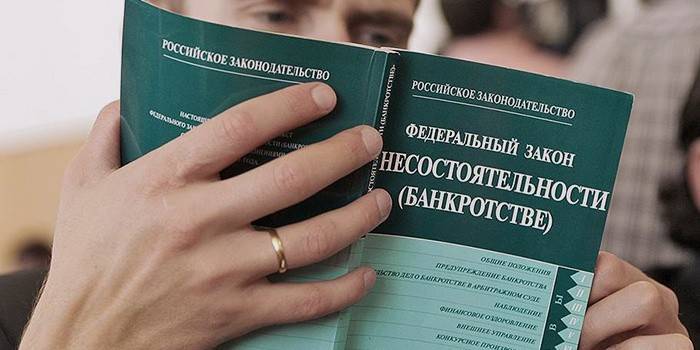 Mężczyzna czyta nowe prawo o bankructwie osób fizycznych