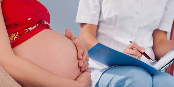 Mujer embarazada en la cita del doctor