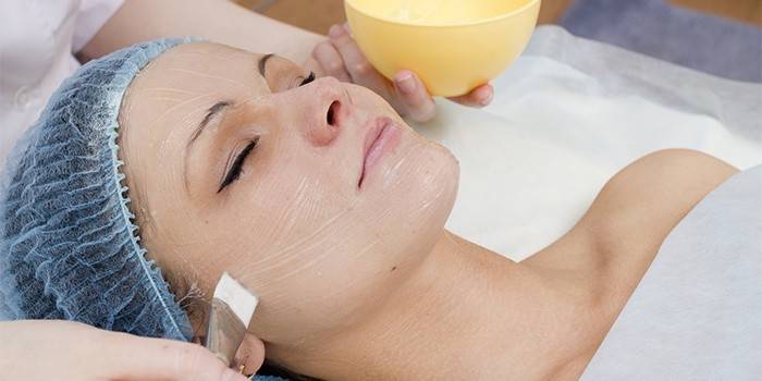 Retinoický peeling v salóne