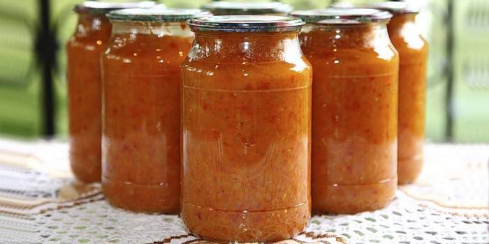 Calabacines enlatados con manzanas y tomates