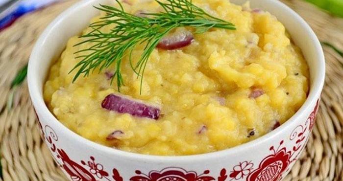 Vynikajúca hrachová kaša s mäsom z viacerých vrstiev