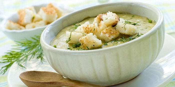 Sopa de guisantes dietética con coliflor