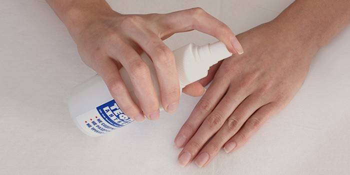 Tratamento da pele da mão com anti-séptico