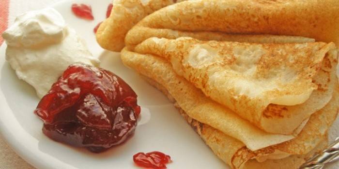 Tenká čipka s lekvárom a kyslou smotanou