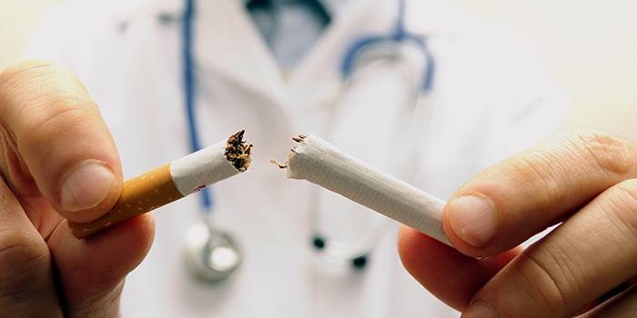 Hombre rompió un cigarrillo