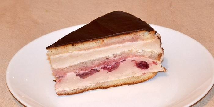 Bolo de Souffle de Bolo de Sponge com bagas