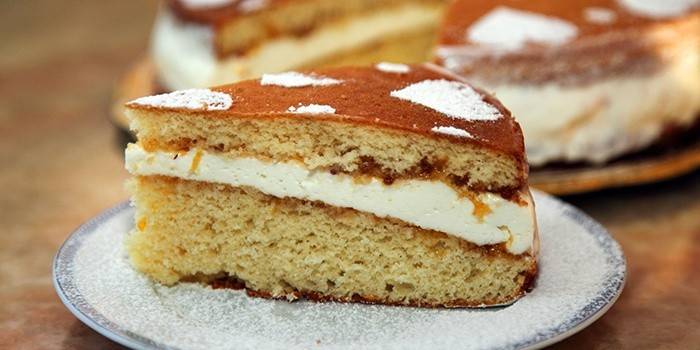 Pão de ló simples com creme