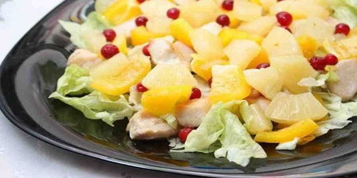 Ensalada tibia con pollo y piña