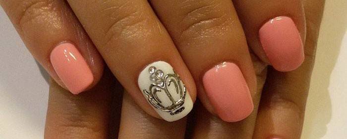 Arte de uñas con una corona en la uña del dedo anular