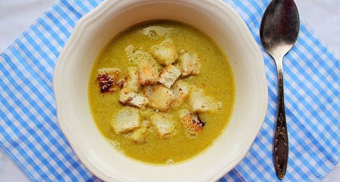 Sopa de guisantes con picatostes