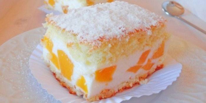 Bolo com creme de biscoito de creme de leite