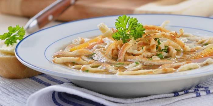 Fideos de pollo con tortitas de huevo para la cena.