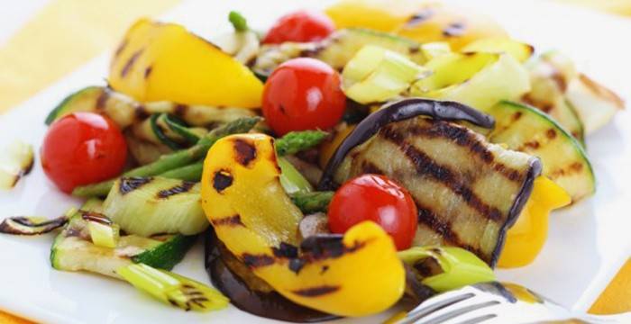 Berinjela grelhada com legumes em uma panela