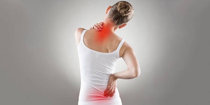 Dolor en la espalda de una mujer.