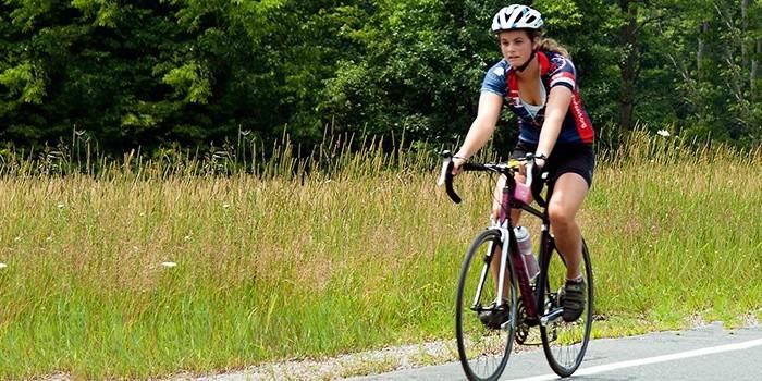 Dievča jazdí na bicykli pre chudnutie
