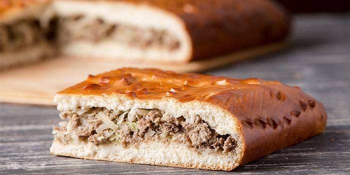 Servir assado com couve e carne
