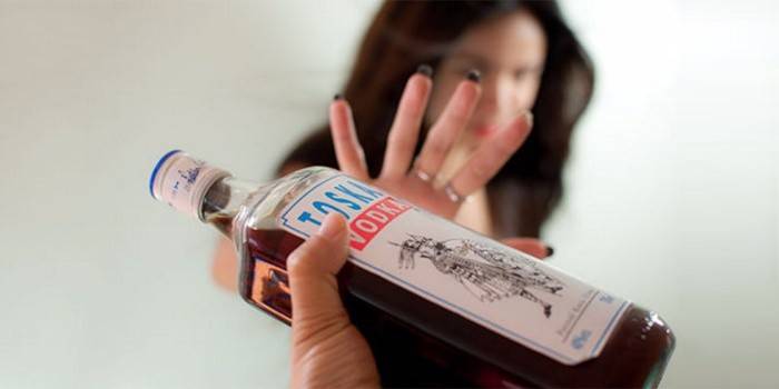Vodka na mão da garota