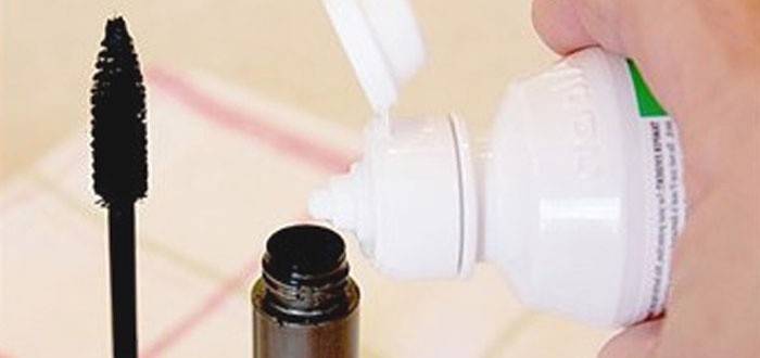 dilución de rímel con líquido de almacenamiento de lentes