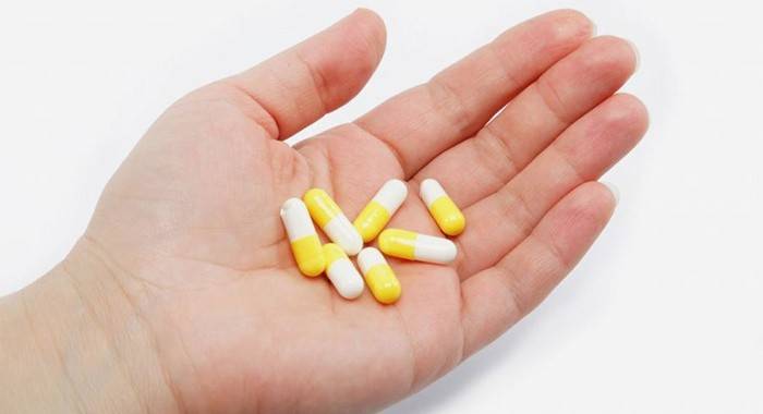 Homem prestes a tomar omeprazol