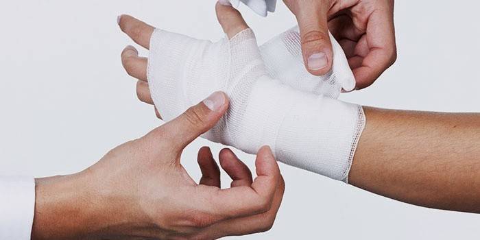 Primeiros socorros para entorses de mão