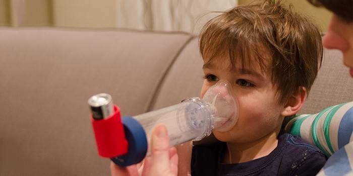 Inhalación con Berodual para un niño