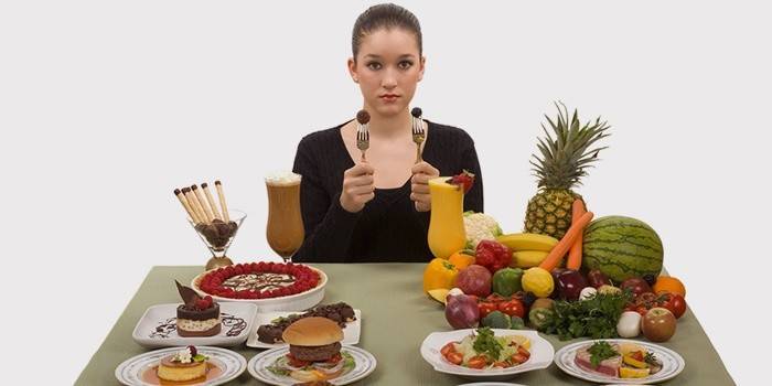 Garota escolhe entre produtos nocivos e saudáveis.