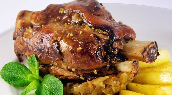 Pieczona wieprzowina z kością w piwie