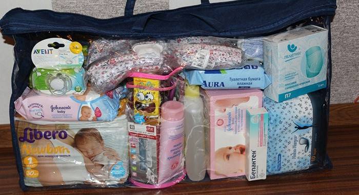 Conjunto de coisas para o recém-nascido no hospital