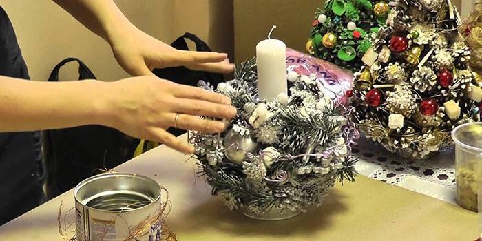 Świecznik DIY wykonany ze stożków