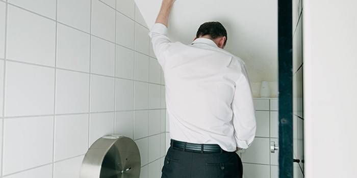 Hombre en el baño
