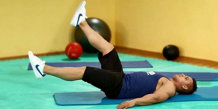 Um homem faz um exercício para prevenir hemorróidas