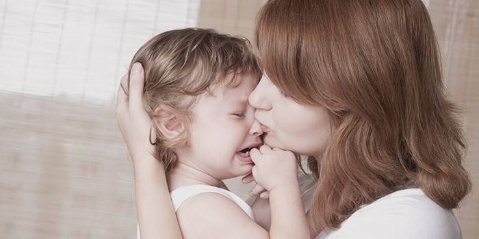 Mamãe acalma um bebê chorando