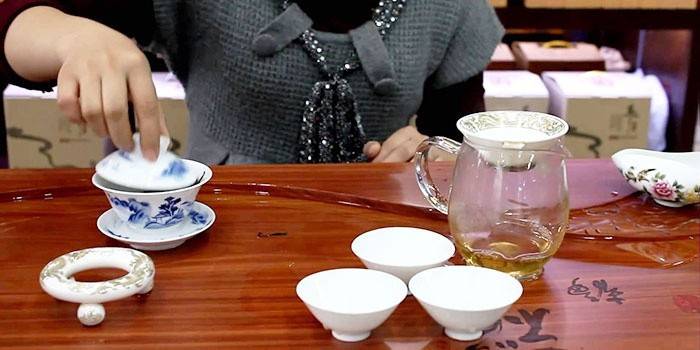Kobieta warzy puerh w domu