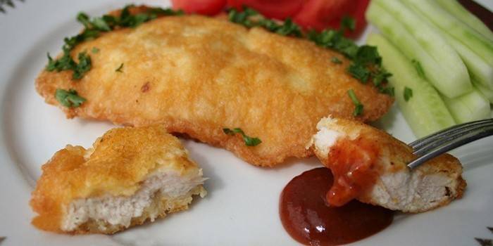 Filete de pollo en masa de queso para la cena.