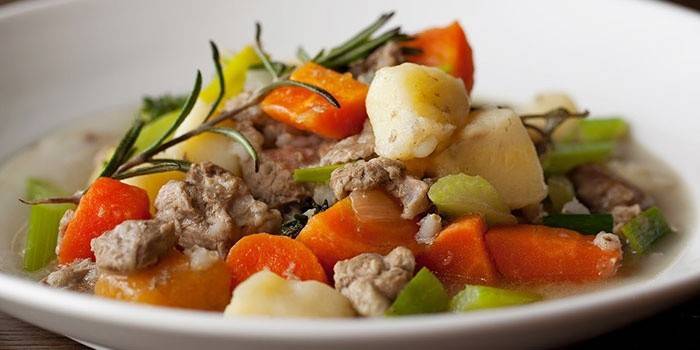 Plato de verduras con carne de cerdo